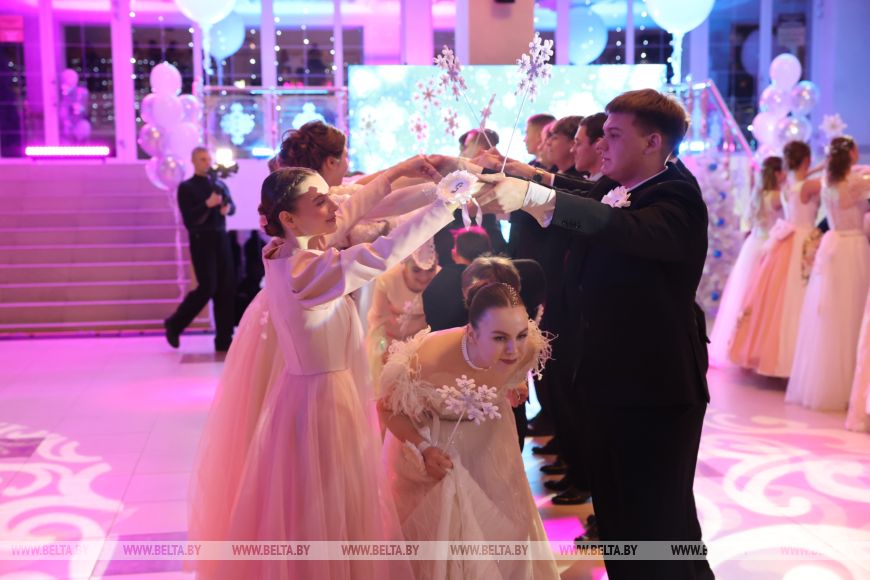 "Девочки - как принцессы, мальчики - как принцы". В Могилеве прошел новогодний бал для талантливой молодежи