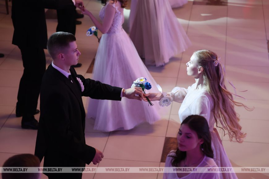 "Девочки - как принцессы, мальчики - как принцы". В Могилеве прошел новогодний бал для талантливой молодежи