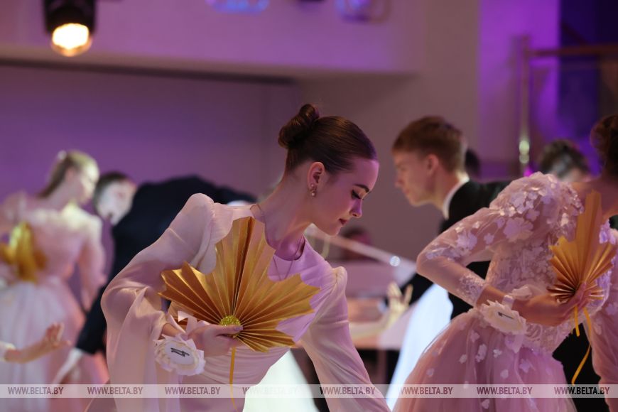 "Девочки - как принцессы, мальчики - как принцы". В Могилеве прошел новогодний бал для талантливой молодежи