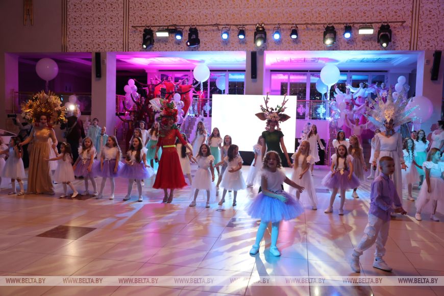 "Девочки - как принцессы, мальчики - как принцы". В Могилеве прошел новогодний бал для талантливой молодежи