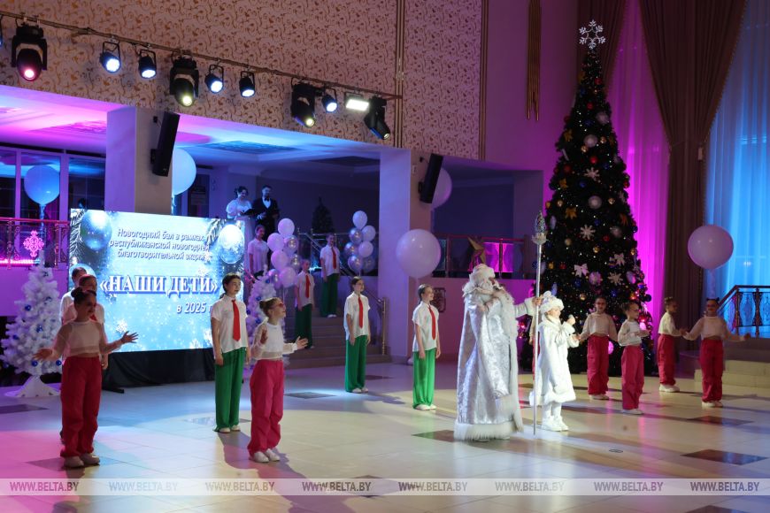"Девочки - как принцессы, мальчики - как принцы". В Могилеве прошел новогодний бал для талантливой молодежи