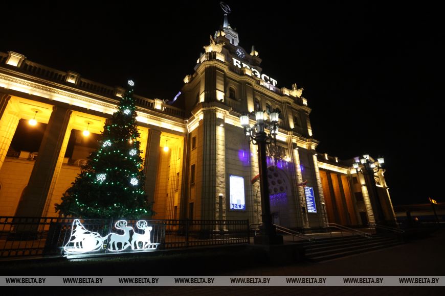 Новогодняя иллюминация превратила Брест в зимнюю сказку