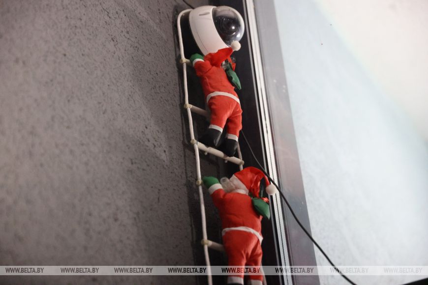 Брестчане превратили свои подъезды в новогодние фотозоны