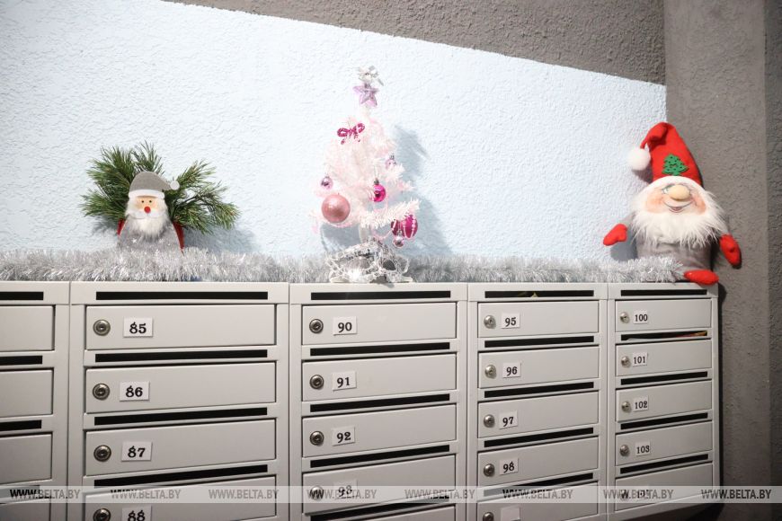 Брестчане превратили свои подъезды в новогодние фотозоны