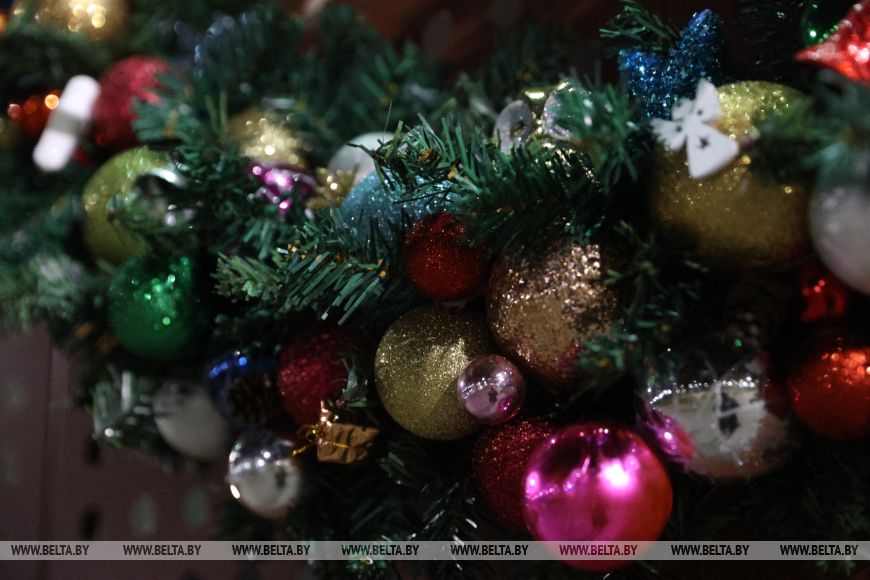 Брестчане превратили свои подъезды в новогодние фотозоны