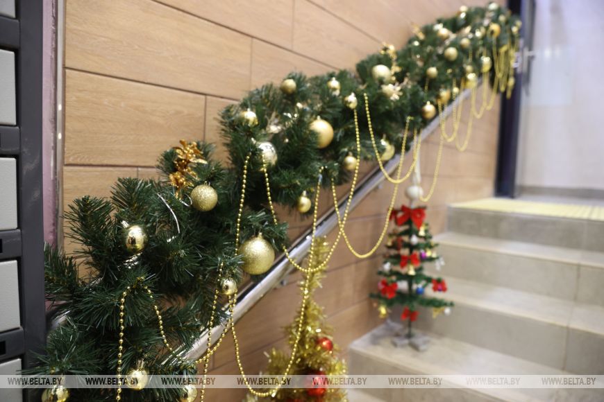 Брестчане превратили свои подъезды в новогодние фотозоны