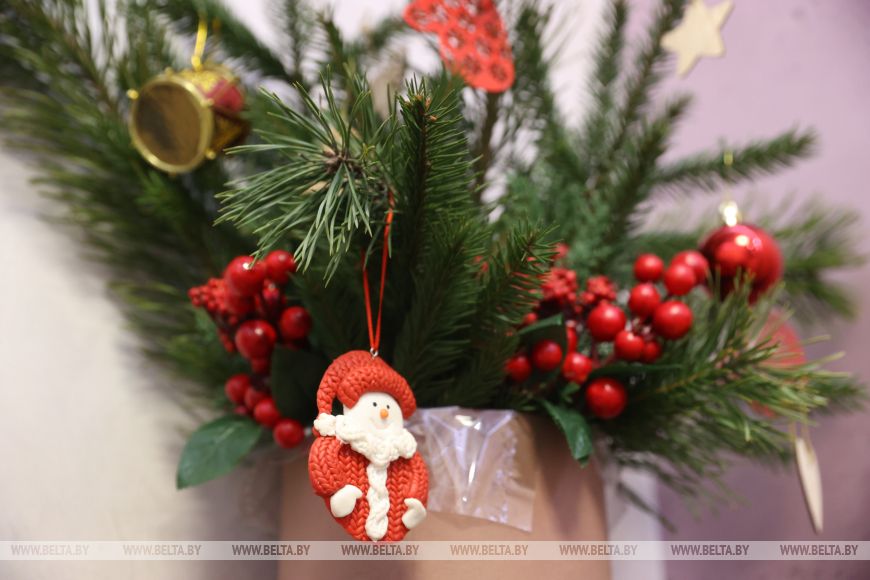 Брестчане превратили свои подъезды в новогодние фотозоны