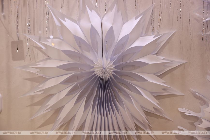 Брестчане превратили свои подъезды в новогодние фотозоны