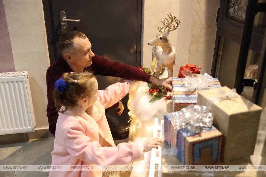 Брестчане превратили свои подъезды в новогодние фотозоны