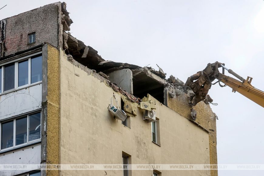 В Гомеле приступили к демонтажу верхних этажей пострадавшего при ЧС подъезда высотки