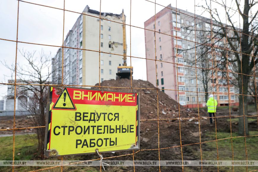 В Гомеле приступили к демонтажу верхних этажей пострадавшего при ЧС подъезда высотки