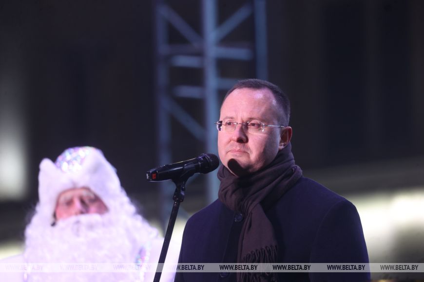Огни зажгли на главной елке города Бреста