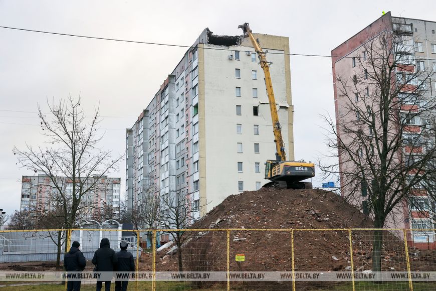 В Гомеле приступили к демонтажу верхних этажей пострадавшего при ЧС подъезда высотки