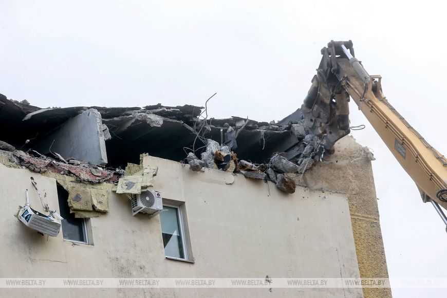 В Гомеле приступили к демонтажу верхних этажей пострадавшего при ЧС подъезда высотки