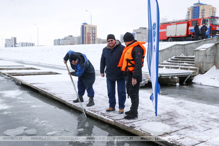 Соревнования по зимнему плаванию проходят в Бресте