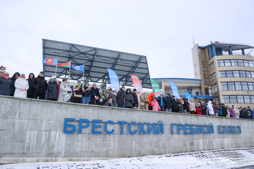 Соревнования по зимнему плаванию проходят в Бресте