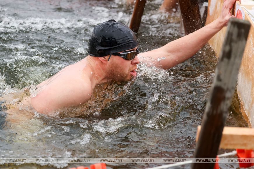 Соревнования по зимнему плаванию проходят в Бресте
