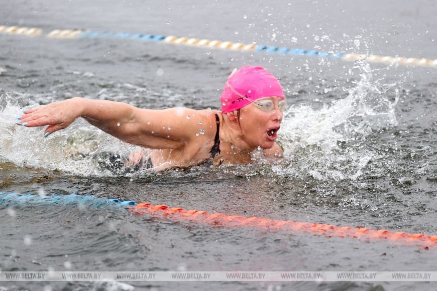 Соревнования по зимнему плаванию проходят в Бресте
