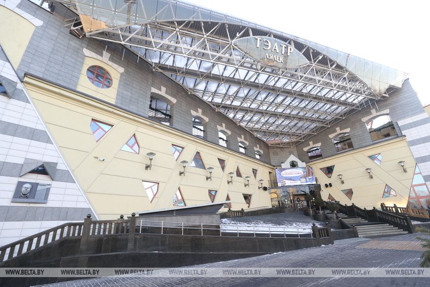 Как 87 человек в Бресте создают магию на сцене