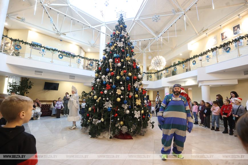 Как 87 человек в Бресте создают магию на сцене