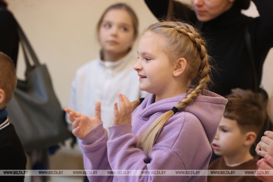 Как 87 человек в Бресте создают магию на сцене