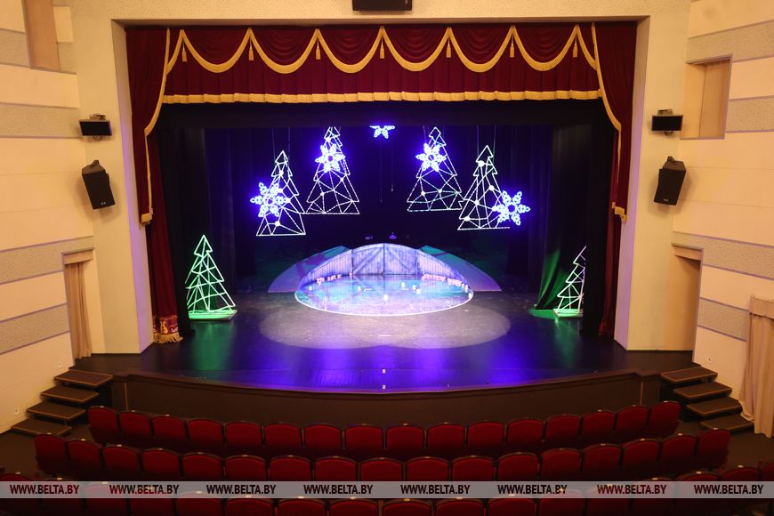 Как 87 человек в Бресте создают магию на сцене