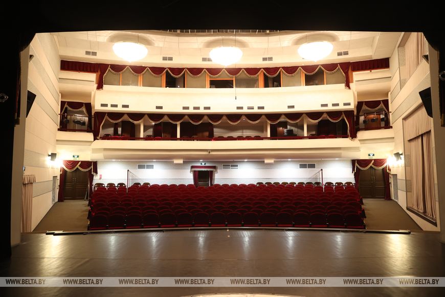 Как 87 человек в Бресте создают магию на сцене