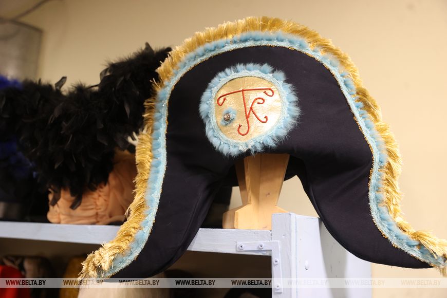 Как 87 человек в Бресте создают магию на сцене