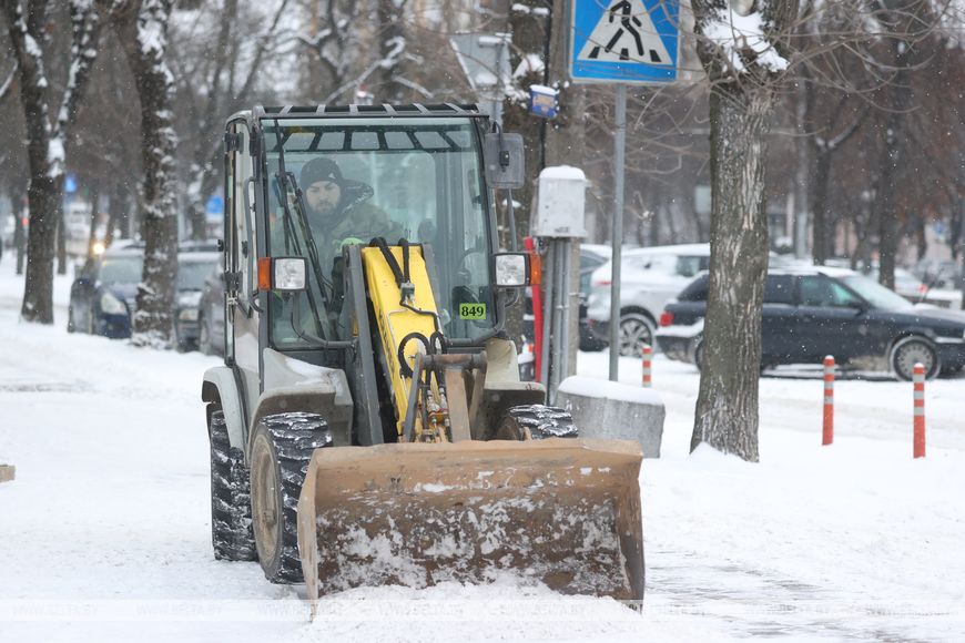 Ночью работы не прекращались. Почти 70 единиц спецтехники и 350 работников ЖКХ убирают снег в Бресте