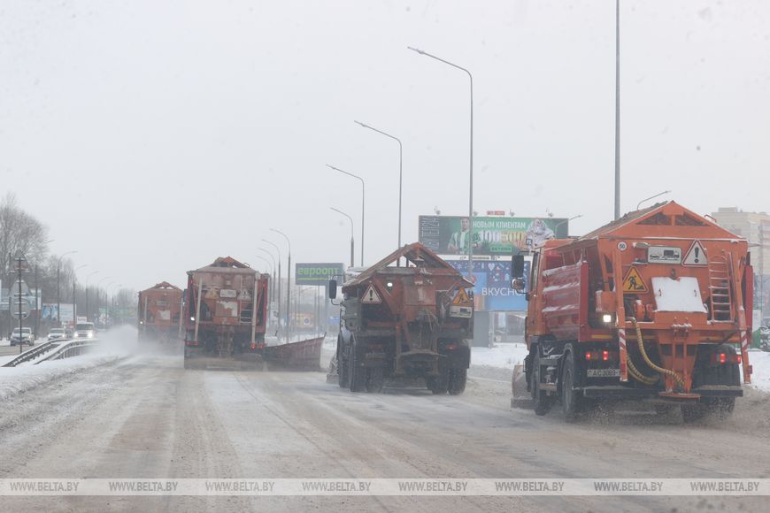 Ночью работы не прекращались. Почти 70 единиц спецтехники и 350 работников ЖКХ убирают снег в Бресте