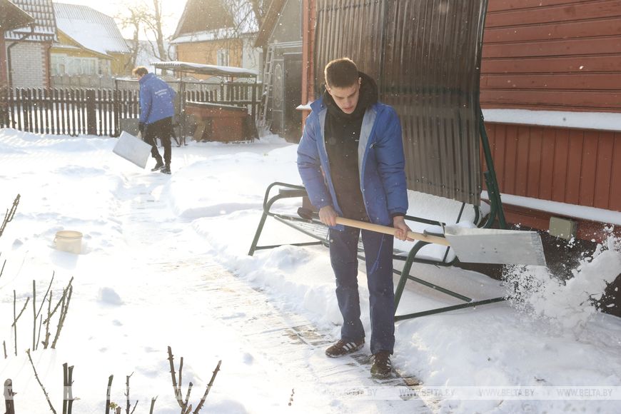 После обильного снегопада в Бресте к уборке подключились военнослужащие, молодежь и горожане