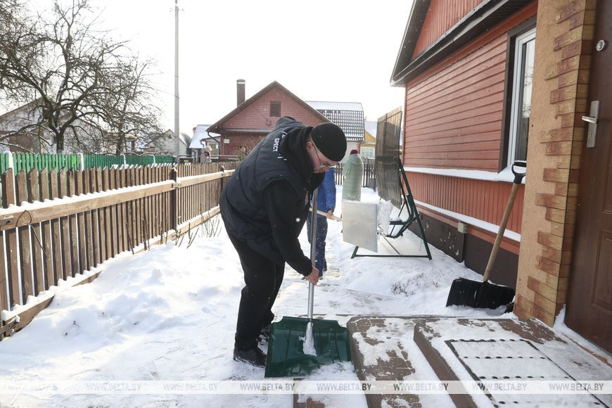После обильного снегопада в Бресте к уборке подключились военнослужащие, молодежь и горожане