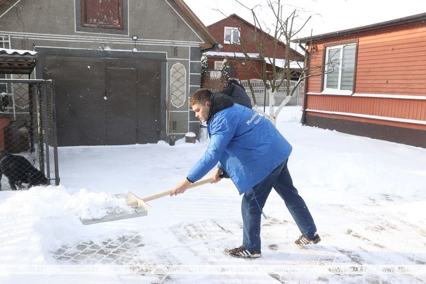 После обильного снегопада в Бресте к уборке подключились военнослужащие, молодежь и горожане