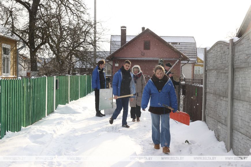 После обильного снегопада в Бресте к уборке подключились военнослужащие, молодежь и горожане
