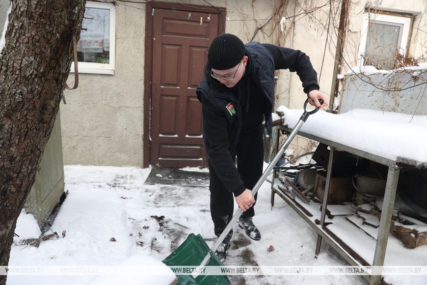 После обильного снегопада в Бресте к уборке подключились военнослужащие, молодежь и горожане
