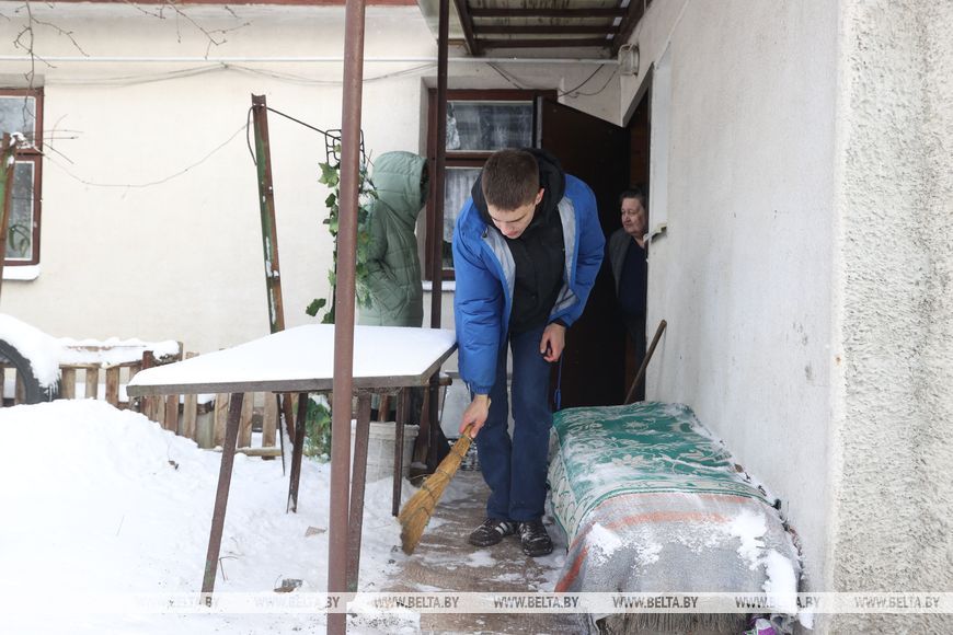 После обильного снегопада в Бресте к уборке подключились военнослужащие, молодежь и горожане
