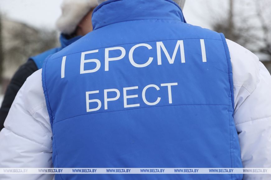 После обильного снегопада в Бресте к уборке подключились военнослужащие, молодежь и горожане