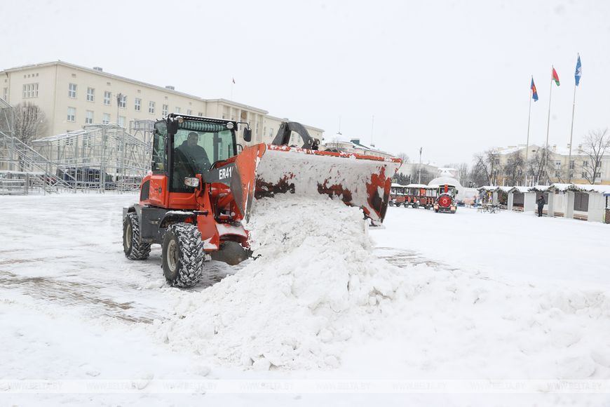 Дополнительные наряды ДПС вывели на дороги Брестской области для сопровождения снегоуборочных машин