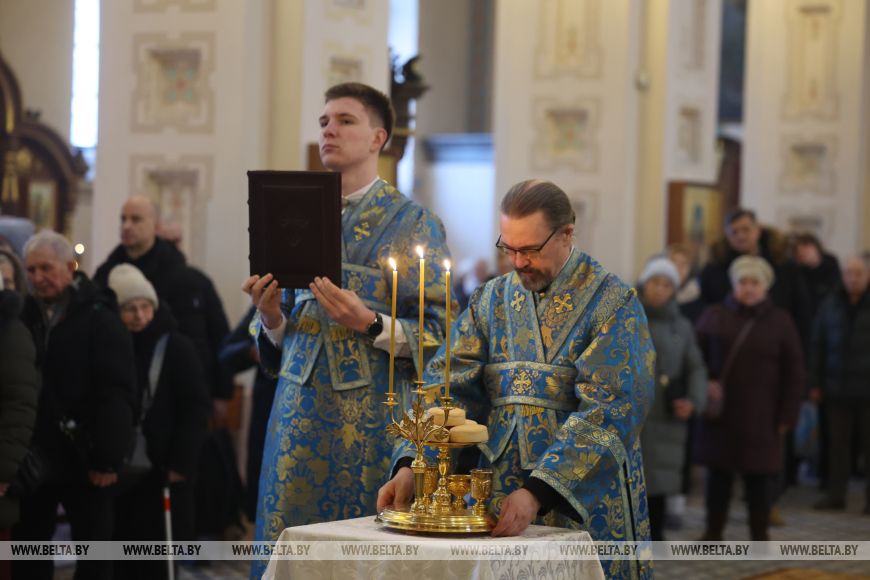 Православные верующие празднуют Сретение Господне
