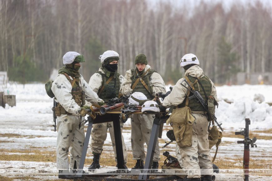 Десантники во время проверки ВС на Брестском полигоне выполняют стрельбы из различных видов оружия