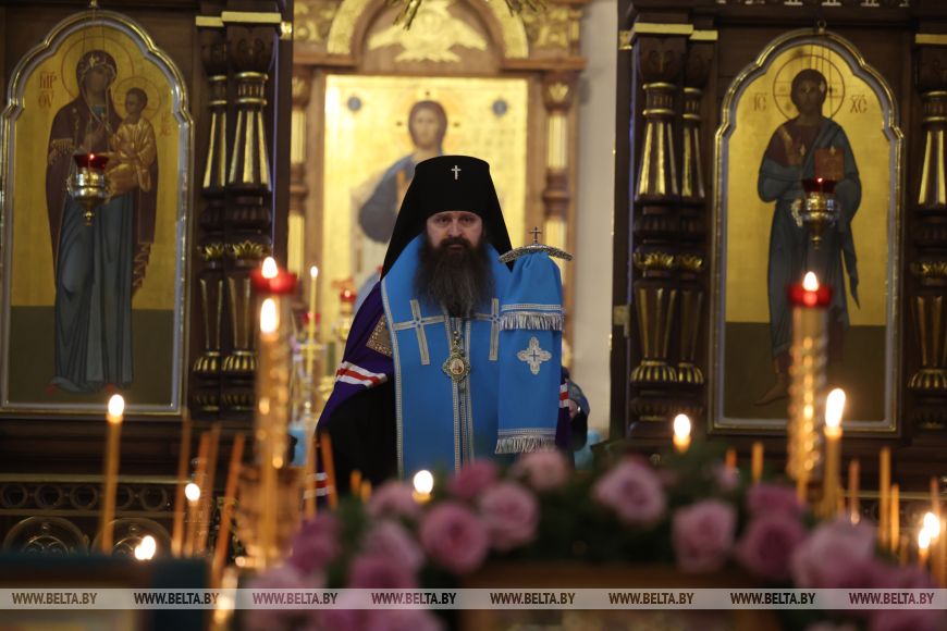 Православные верующие празднуют Сретение Господне