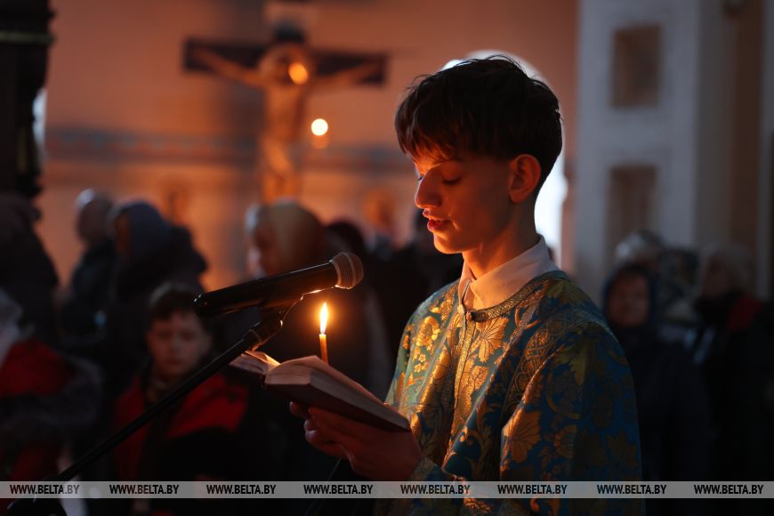 Православные верующие празднуют Сретение Господне