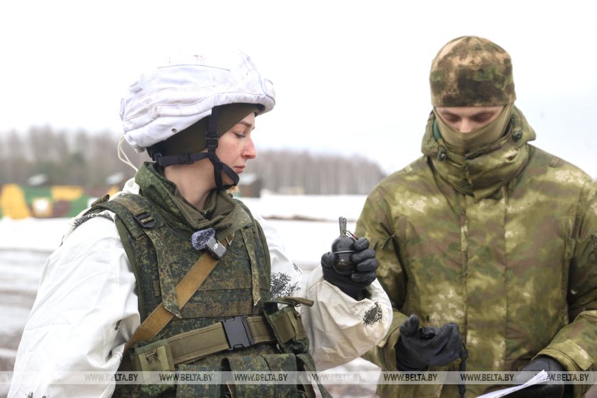 Десантники во время проверки ВС на Брестском полигоне выполняют стрельбы из различных видов оружия