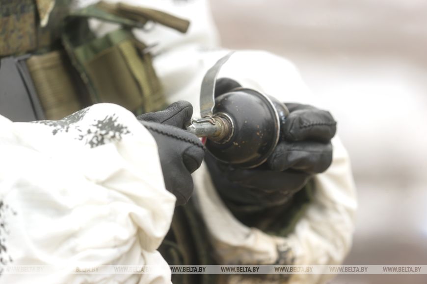 Десантники во время проверки ВС на Брестском полигоне выполняют стрельбы из различных видов оружия