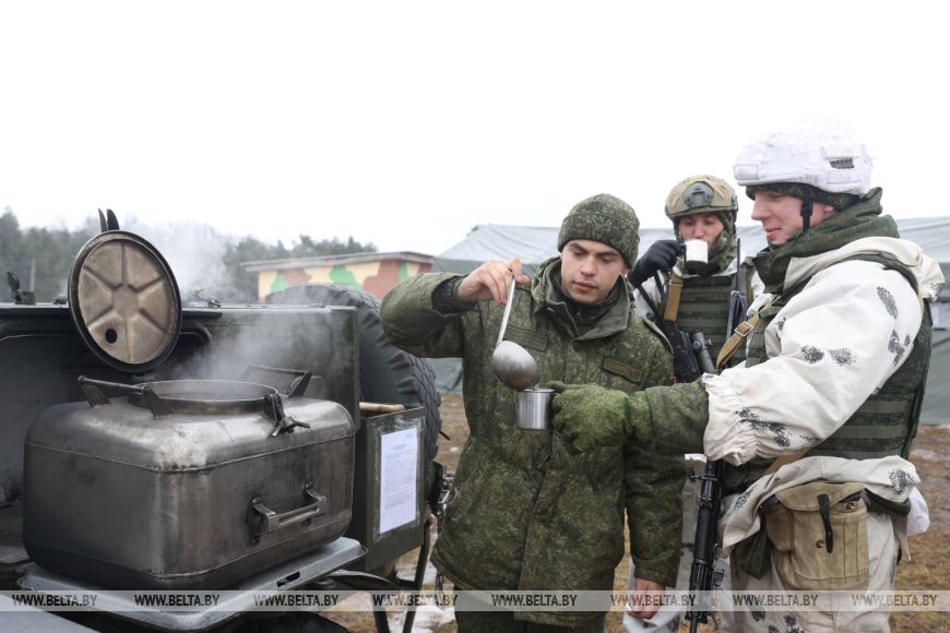 Десантники во время проверки ВС на Брестском полигоне выполняют стрельбы из различных видов оружия