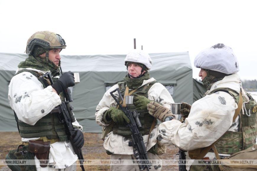 Десантники во время проверки ВС на Брестском полигоне выполняют стрельбы из различных видов оружия