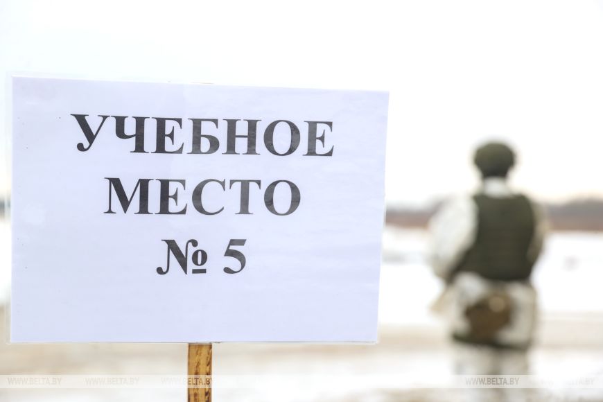 Десантники во время проверки ВС на Брестском полигоне выполняют стрельбы из различных видов оружия