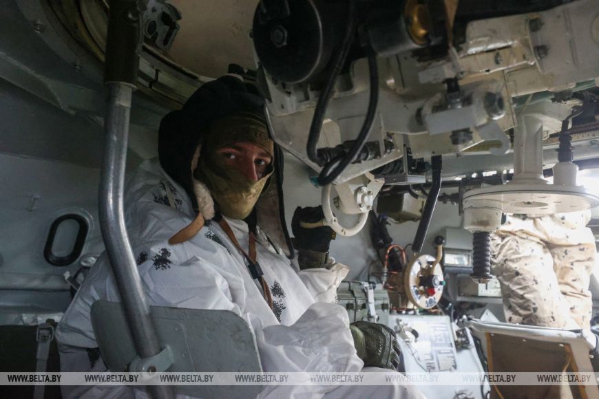 Десантники во время проверки ВС на Брестском полигоне выполняют стрельбы из различных видов оружия