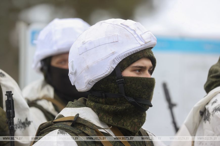 Десантники во время проверки ВС на Брестском полигоне выполняют стрельбы из различных видов оружия