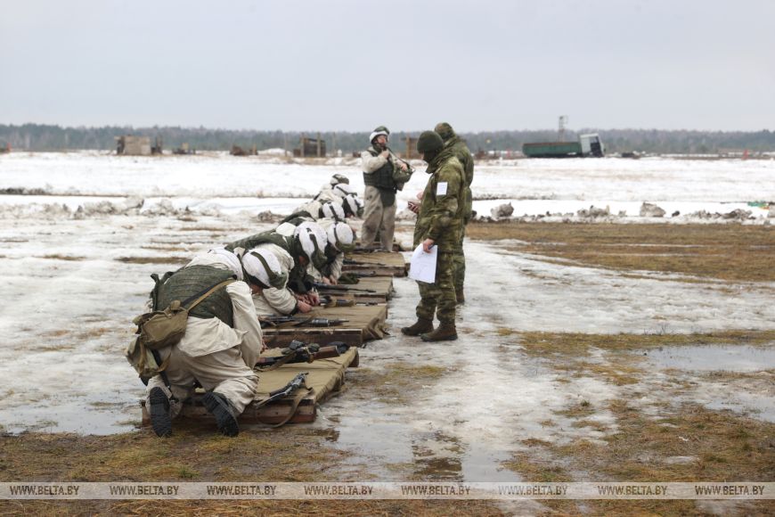 Десантники во время проверки ВС на Брестском полигоне выполняют стрельбы из различных видов оружия